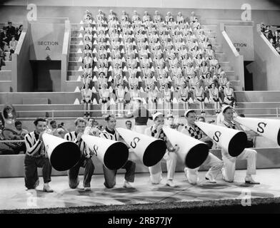 Hollywood, California: 1934 Una scena del film della Paramount, "College Rhythm" con uomini cheerleader che guidano gli All American Coeds. Foto Stock