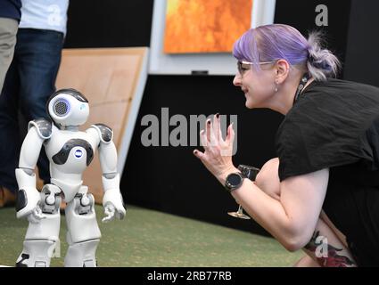 (230708) -- GINEVRA, 8 luglio 2023 (Xinhua) -- Un partecipante interagisce con un robot sviluppato da United Robotics Group all'IA for Good Global Summit a Ginevra, in Svizzera, 7 luglio 2023. Il vertice globale AI for Good si è svolto sia in loco che online il 6-7 luglio, con l'obiettivo di identificare le applicazioni pratiche dell'IA, scalare le soluzioni per l'impatto globale e accelerare i progressi verso gli obiettivi di sviluppo sostenibile delle Nazioni Unite. È stato organizzato dall'Unione internazionale delle telecomunicazioni (UIT), L'agenzia specializzata delle Nazioni Unite per le tecnologie dell'informazione e della comunicazione, in collaborazione con 40 agenzie gemelle delle Nazioni Unite AN Foto Stock