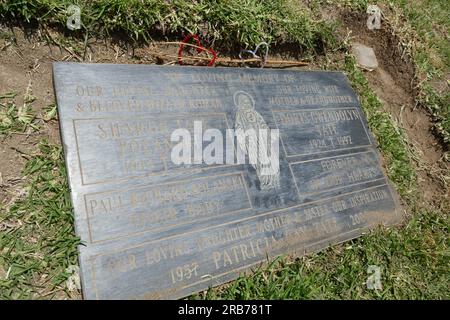 Culver City, California, USA 6 luglio 2023 l'attrice Sharon Tate grave, Paul Polanski grave, Doris Tate grave e Patricia Tate grave nella sezione Grotto al Holy Cross Cemetery il 6 luglio 2023 a Culver City, California, USA. Foto di Barry King/Alamy Stock Photo Foto Stock