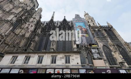 Vienna, Austria - 8 giugno 2023: I visitatori amano vedere in piazza Stephansplatz. Paesaggio urbano di Vienna, Austria con la Cattedrale di Santo Stefano, la Roma Foto Stock