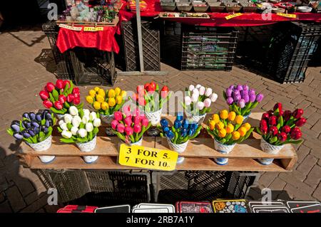 Tulipani dipinti in legno in vendita a Nieuwmarkt, Amsterdam, Paesi Bassi Foto Stock