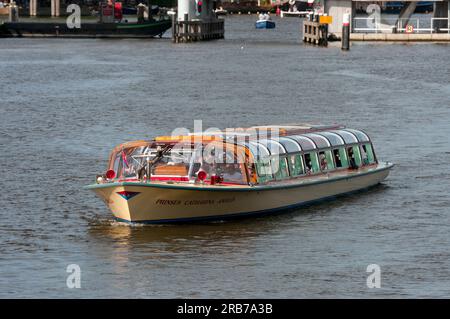 Tour in barca nei canali di Amsterdam, Paesi Bassi Foto Stock