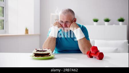 Nutrizione malsana e grassi vs stile di vita salutare della palestra Foto Stock