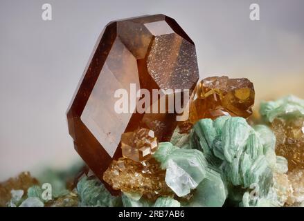 Grossular (Var: Hessonite) - Laietto, Condove, città metropolitana di Torino, Piemonte, Italia cristallo Hessonite 4,42 mm. Foto Stock