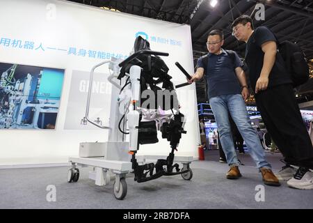 Shanghai, Cina. 6 luglio 2023. I visitatori imparano a conoscere un robot per la riabilitazione degli arti durante la World Artificial Intelligence Conference (WAIC) 2023 a Shanghai, Cina orientale, il 6 luglio 2023. Crediti: Liu Ying/Xinhua/Alamy Live News Foto Stock