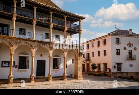 Plaza de la Duquesa, con la parte porticata della Chiesa di Santa Mara la Mayor a Ronda, Malaga, Adalucia, Spagna Foto Stock