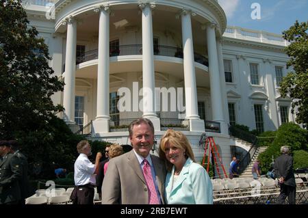 Cerimonia di giuramento, ricevimento per il Segretario Dirk Kempthorne, con il Presidente George W. Bush, il giudice della Corte Suprema Antonin Scalia, i funzionari interni, la famiglia Kempthorne e gli amici a portata di mano Foto Stock