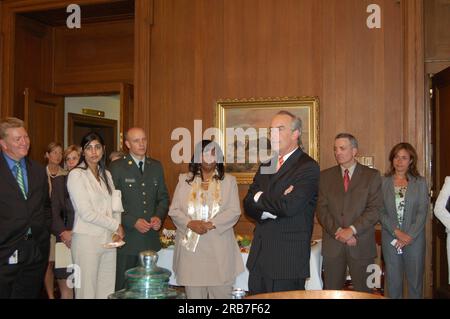Cerimonia di giuramento, ricevimento per il Segretario Dirk Kempthorne, con il Presidente George W. Bush, il giudice della Corte Suprema Antonin Scalia, i funzionari interni, la famiglia Kempthorne e gli amici a portata di mano Foto Stock