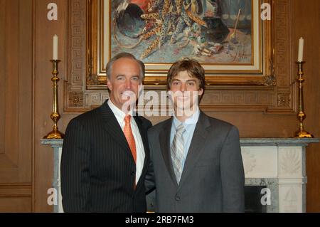 Cerimonia di giuramento, ricevimento per il Segretario Dirk Kempthorne, con il Presidente George W. Bush, il giudice della Corte Suprema Antonin Scalia, i funzionari interni, la famiglia Kempthorne e gli amici a portata di mano Foto Stock