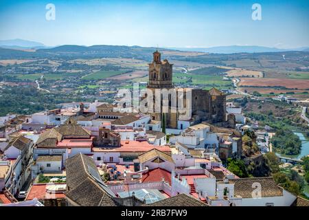 Vista dall'alto della città vecchia di Arcos de la Frontera, Cadice, Andalusia, Spagna, con l'imponente chiesa di San Pedro al centro e il paesaggio Foto Stock