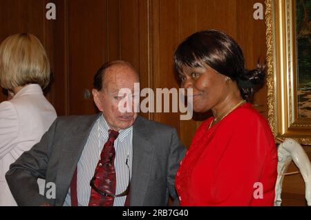 Cerimonia di giuramento, ricevimento per il Segretario Dirk Kempthorne, con il Presidente George W. Bush, il giudice della Corte Suprema Antonin Scalia, i funzionari interni, la famiglia Kempthorne e gli amici a portata di mano Foto Stock