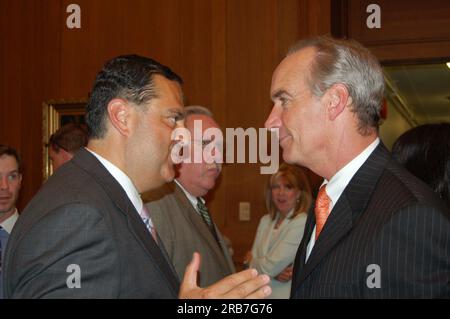 Cerimonia di giuramento, ricevimento per il Segretario Dirk Kempthorne, con il Presidente George W. Bush, il giudice della Corte Suprema Antonin Scalia, i funzionari interni, la famiglia Kempthorne e gli amici a portata di mano Foto Stock