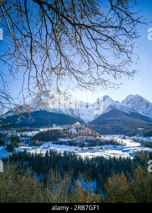 Ftan, Svizzera - 3 dicembre. 2021: Panorama del villaggio svizzero di Tarasp con il castello di Tarasp all'inizio della stagione invernale visto dalla collina di Ftan Baraigla Foto Stock