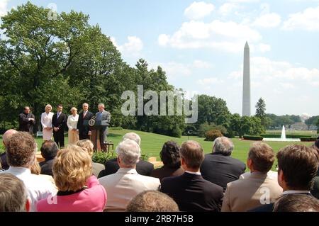 Cerimonia di giuramento, ricevimento per il Segretario Dirk Kempthorne, con il Presidente George W. Bush, il giudice della Corte Suprema Antonin Scalia, i funzionari interni, la famiglia Kempthorne e gli amici a portata di mano Foto Stock