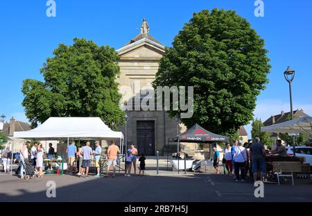 Una volta al mese durante l'estate si svolge un Gourmand marchigiano nella piazza del paese, Pommard FR Foto Stock
