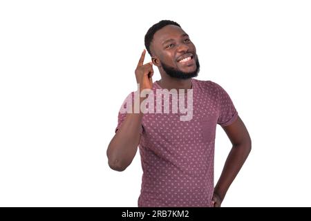 ritratto di un bel giovane che alza il dito sorridendo. Foto Stock