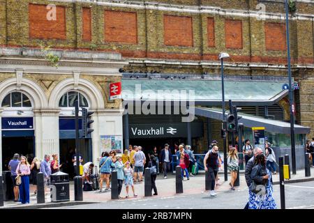 Vauxhall Cross Transport Hub, Vauxhall, Borough of Lambeth, Londra, Inghilterra, REGNO UNITO Foto Stock