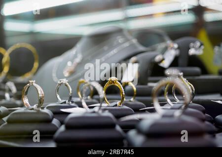 Gioielli anelli con diamanti e collane mostrano in luxury retail store window display vetrina Foto Stock