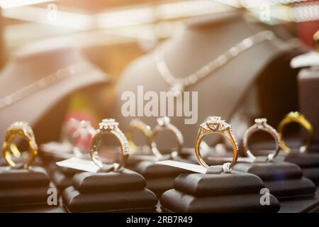 Gioielli anelli con diamanti e collane mostrano in luxury retail store window display vetrina Foto Stock