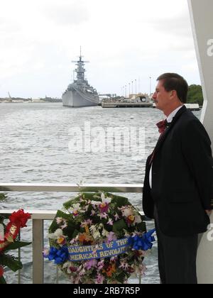 Visita del Segretario Dirk Kempthorne e degli assistenti a Pearl Harbor, Honolulu, Hawaii per eventi commemorativi nel 65° anniversario dell'attacco giapponese Foto Stock