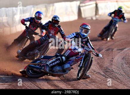 Sam Hagon di Belle Vue "Cool Running" Colts tussles con Ben Morley di Kent "Iwade Garage" Royals e Freddy Hodder di Belle Vue "Cool Running" Colts durante la partita della National Development League tra Belle Vue Aces e Kent Royals al National Speedway Stadium di Manchester venerdì 7 luglio 2023. (Foto: MI News) crediti: MI News & Sport /Alamy Live News Foto Stock