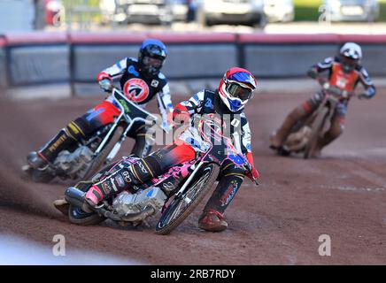 James Pearson di Belle Vue "Cool Running" Colts tussles con Matt Marson di Belle Vue "Cool Running" Colts e Ben Morley di Kent "Iwade Garage" Royals durante la partita della National Development League tra Belle Vue Aces e Kent Royals al National Speedway Stadium di Manchester venerdì 7 luglio 2023. (Foto: MI News) crediti: MI News & Sport /Alamy Live News Foto Stock