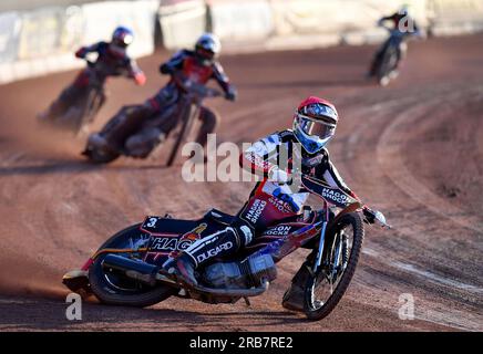 Sam Hagon di Belle Vue "Cool Running" Colts tussles con Ben Morley di Kent "Iwade Garage" Royals e Freddy Hodder di Belle Vue "Cool Running" Colts durante la partita della National Development League tra Belle Vue Aces e Kent Royals al National Speedway Stadium di Manchester venerdì 7 luglio 2023. (Foto: MI News) crediti: MI News & Sport /Alamy Live News Foto Stock