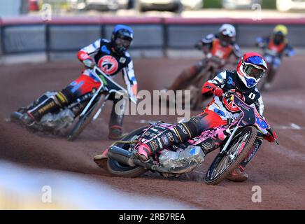 James Pearson di Belle Vue "Cool Running" Colts tussles con Matt Marson di Belle Vue "Cool Running" Colts e Ben Morley di Kent "Iwade Garage" Royals durante la partita della National Development League tra Belle Vue Aces e Kent Royals al National Speedway Stadium di Manchester venerdì 7 luglio 2023. (Foto: MI News) crediti: MI News & Sport /Alamy Live News Foto Stock