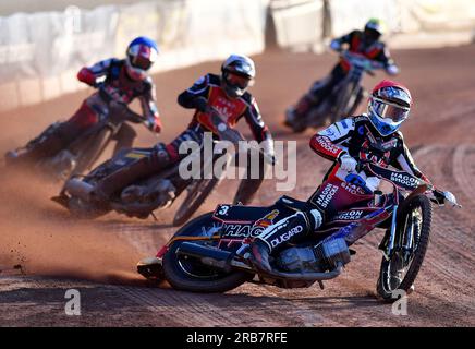 Sam Hagon di Belle Vue "Cool Running" Colts tussles con Ben Morley di Kent "Iwade Garage" Royals e Freddy Hodder di Belle Vue "Cool Running" Colts durante la partita della National Development League tra Belle Vue Aces e Kent Royals al National Speedway Stadium di Manchester venerdì 7 luglio 2023. (Foto: MI News) crediti: MI News & Sport /Alamy Live News Foto Stock