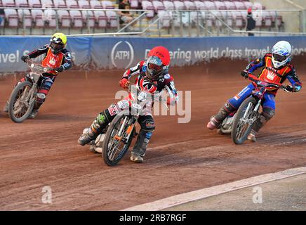 Jack Smith (capitano) di Belle Vue "Cool Running" Colts tussles con Eli Meadows (ospite) di Kent "Iwade Garage" Royals e Ben Morley di Kent "Iwade Garage" Royals durante la partita della National Development League tra Belle Vue Aces e Kent Royals al National Speedway Stadium, Manchester venerdì 7 luglio 2023. (Foto: MI News) crediti: MI News & Sport /Alamy Live News Foto Stock