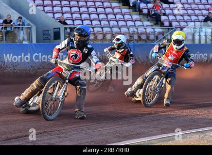 Matt Marson di Belle Vue "Cool Running" Colts tussles with Connor King of Kent "Iwade Garage" Royals e Tom Woolley (capitano) dei Kent "Iwade Garage" Royals durante la partita della National Development League tra Belle Vue Aces e Kent Royals al National Speedway Stadium di Manchester venerdì 7 luglio 2023. (Foto: MI News) crediti: MI News & Sport /Alamy Live News Foto Stock