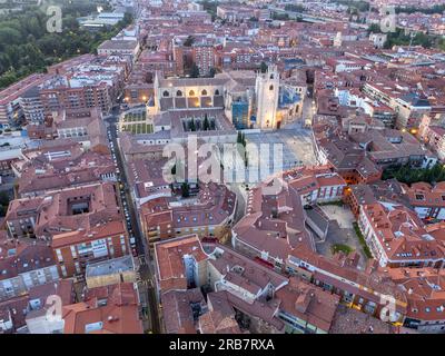 Splendore del tramonto: Panorama aereo di Palencia a Dusk, Spagna Foto Stock