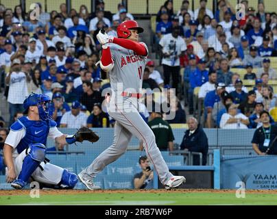 Los Angeles, Stati Uniti. 7 luglio 2023. Los Angeles Angels Shohei Ohtani colpisce un singolo durante il quarto inning al Dodger Stadium di Los Angeles venerdì 7 luglio 2023. Foto di Jim Ruymen/UPI credito: UPI/Alamy Live News Foto Stock