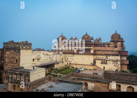 ORCHHA, MADHYA PRADESH, INDIA - 27 DICEMBRE 2021: Jahangir Mahal a Orchha. Jahangir Mahal fu costruito nel XVII secolo. Foto Stock