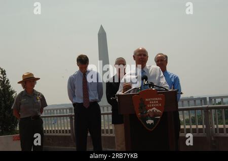 Il segretario Dirk Kempthorne conduce una conferenza stampa interna sulle politiche di gestione del Parco Nazionale Foto Stock