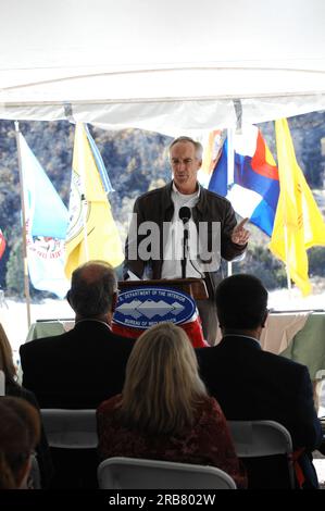 Visita del segretario Dirk Kempthorne a Durango, Colorado, per la partecipazione alle cerimonie che segnano il quasi completamento delle caratteristiche principali del progetto Animas-la Plata del Bureau of Reclamation, tra cui la costruzione della diga del bacino di Ridges e delle strutture di lancio del bacino di Basin Creek, l'impianto di pompaggio Durango e il condotto di insenatura del bacino di Ridges. All'evento si unirono il segretario Kempthorne, l'avvocato degli interni David Bernhardt, il Commissario del Bureau of Reclamation Robert Johnson, il senatore del Colorado e futuro segretario degli interni Ken Salazar, il governatore del Colorado Bill Ritter, il presidente Clement Frost della Southern U Foto Stock