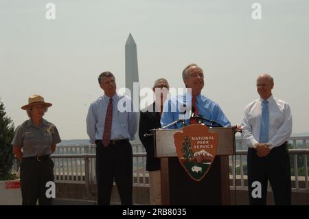 Il segretario Dirk Kempthorne conduce una conferenza stampa interna sulle politiche di gestione del Parco Nazionale Foto Stock