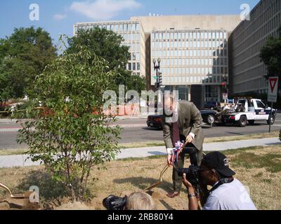 Cerimonia di piantagione di alberi, guidata dal vicesegretario per il bilancio e le finanze Robert Lamb e altri alti funzionari, in onore del defunto Sky Lesher, direttore di lunga data dell'Ufficio della gestione finanziaria Foto Stock