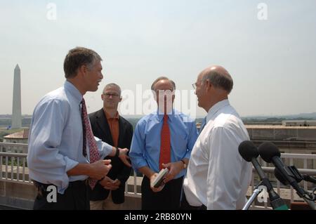 Il segretario Dirk Kempthorne conduce una conferenza stampa interna sulle politiche di gestione del Parco Nazionale Foto Stock