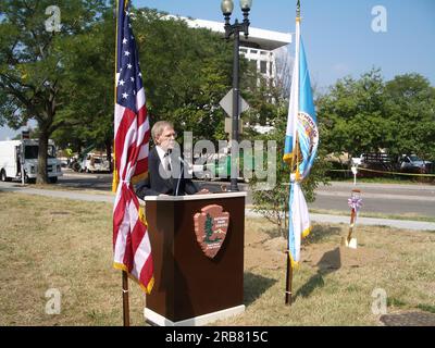 Cerimonia di piantagione di alberi, guidata dal vicesegretario per il bilancio e le finanze Robert Lamb e altri alti funzionari, in onore del defunto Sky Lesher, direttore di lunga data dell'Ufficio della gestione finanziaria Foto Stock