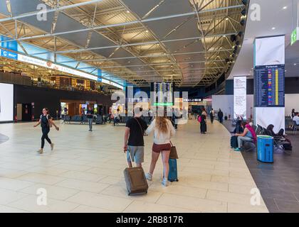 ROMA, ITALIA - 17 GIUGNO 2023: Passeggeri nel nuovo Terminal dell'aeroporto internazionale di Fiumicino. Foto Stock