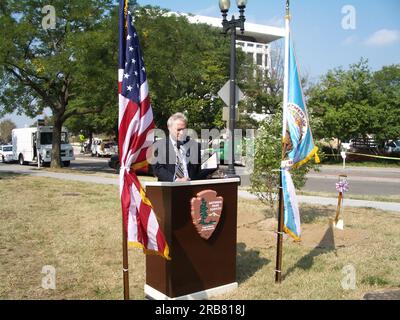 Cerimonia di piantagione di alberi, guidata dal vicesegretario per il bilancio e le finanze Robert Lamb e altri alti funzionari, in onore del defunto Sky Lesher, direttore di lunga data dell'Ufficio della gestione finanziaria Foto Stock