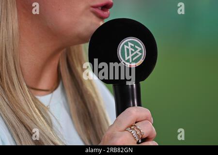 Fuerteventura, Deutschland. 7 luglio 2023. Primo piano: Microfono con logo DFB, Embelem Germany (GER) -Zambia (ZMB) 2-3 il 7 luglio 2023, Sportpark Ronhof Thomas Sommer a Fuerth, Credito: dpa/Alamy Live News Foto Stock