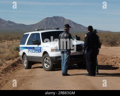 Visita del segretario Dirk Kempthorne e degli assistenti nella contea di Pima, Arizona, per visitare la zona di confine messicana, discutere con il personale interno locale e il personale delle dogane e della pattuglia di frontiera Foto Stock