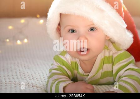 Il bambino piccolo bello sta celebrando il Natale. Vacanze di Capodanno. Un bambino in costume di Natale. Concetto di infanzia e di gente - bab felice neonato Foto Stock