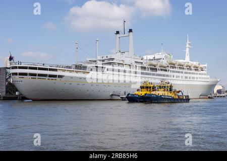 Rotterdam, Paesi Bassi - 2021-07-09: SS Rottrdam accompagnata da due navi dell'autorità portuale di Rotterdam in una giornata di sole Foto Stock