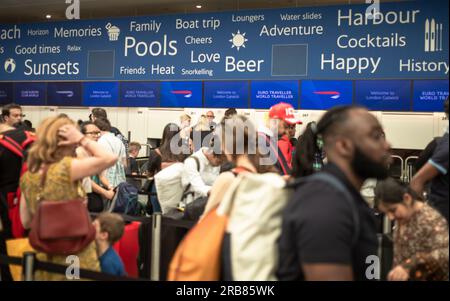 Aeroporto di Gatwick, Londra, Regno Unito, 7 luglio 2023. Le persone fanno la fila per effettuare il check-in per i voli all'aeroporto di Gatwick. Migliaia di voli in Europa potrebbero essere ritardati o c Foto Stock