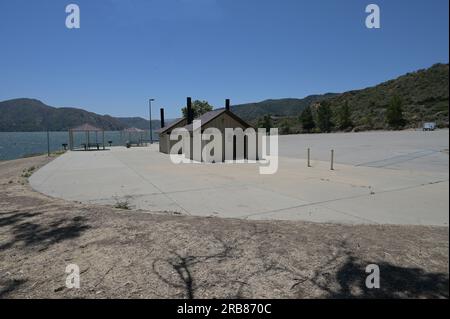 Servizi igienici presso il lago Piru presso la contea di Ventura, California. Foto Stock