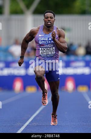 Harry Aikines-Aryeetey nelle manche maschili da 100 m durante il primo giorno dei Campionati di atletica leggera del Regno Unito e delle prove del mondo alla Manchester Regional Arena. Data foto: Sabato 8 luglio 2023. Foto Stock