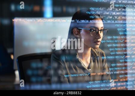 Computer, ologramma e codifica donna per l'analisi dei dati, sovrapposizione informatica e html notturno. Il programmatore o il RESPONSABILE IT che leggono gli occhiali Foto Stock